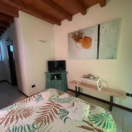 La Fiocchina - Magic Place - & In Garda - Countryside Farmhouse, Inside The Middle Of The 住宿加早餐酒店 *